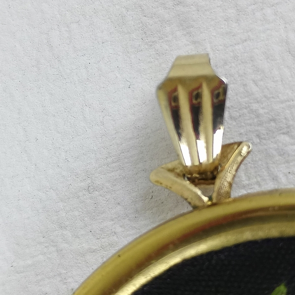 Vtg Avon Needlepoint Roses Petit Point Pendant Locket no chain floral locket. - Picture 4 of 15